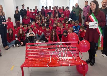 Educazione e civiltà, una panchina rossa donata per dire no alla violenza sulle donne