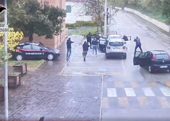Verso la rapina alle Poste, il video dei carabinieri che bloccano i criminali