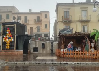 Un albero di caschi antinfortunistici, ad Atessa il Natale è per la sicurezza sul lavoro