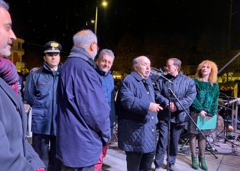 Banfi accende albero, visita casa di riposo e risponde a De Sica: “Io amo il vino abruzzese” (fotogallery)