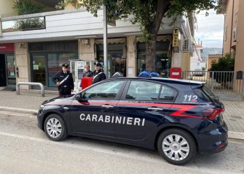 Con la pistola in una tabaccheria per farsi dare i soldi, 21enne ai domiciliari