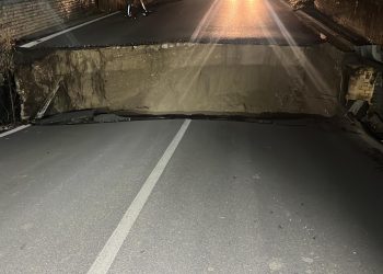 Crolla il ponte sul torrente Salinello, traffico deviato su altre strade (foto)