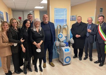 L’associazione “Giovanna Savini” dona un casco refrigerato all’oncologia di Giulianova: a cosa serve
