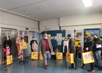 Csi e Team Abruzzo bike donano giocattoli ai bimbi della pediatria del Mazzini (Foto)