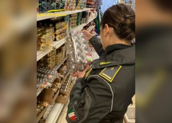 Articoli falsi e non sicuri, maxi sequestro della Guardia di Finanza