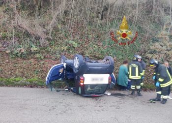 Impatta contro una cunetta e si ribalta in carreggiata, 27enne soccorsa dai vigili del fuoco