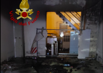 Va in fiamme un divano in un locale fuori uso e arrivano i vigili del fuoco