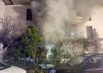 Paura nella notte a Tortoreto, in fiamme un appartamento: salvata una donna (fotogallery)