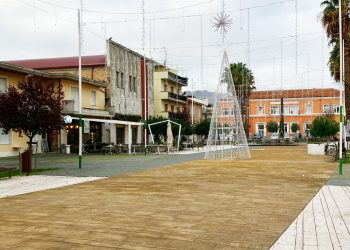 Natale alle porte, a Martinsicuro luci accese ma con parsimonia: “Ridurre costi energia”