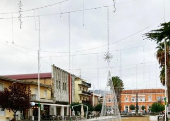 Natale alle porte, a Martinsicuro luci accese ma con parsimonia: “Ridurre costi energia”