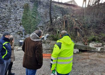 L’Aquila, auto finisce contro il muro e crolla parapetto: traffico ripristinato
