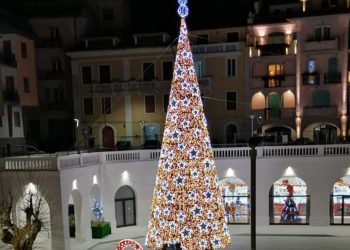 Natale: addobbi spettacolari a Castel di Sangro, allestito albero di 17 metri