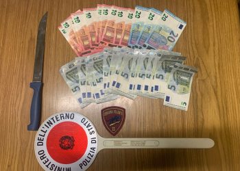 Punta coltello alla cassiera di “Acqua e sapone” e ruba i soldi, 40enne arrestato