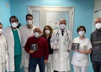 L’artista Pasquale Ricci dona un orsetto di ceramica al reparto di Fibrosi cistica di Atri