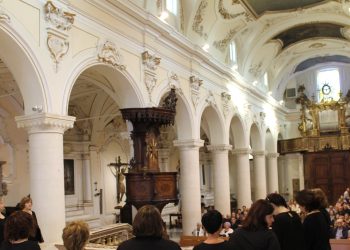 Gli tira uova addosso e lo insulta: giovane prende di mira parroco durante funerale