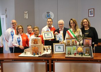 Francesco Rana dona un nuovo presepe al sindaco di San Salvo De Nicolis