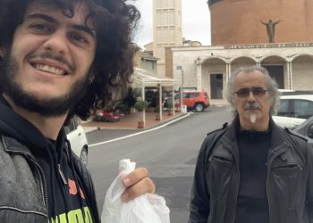 Ambiente e senso civico: i volontari girano per la città raccogliendo mascherine gettate a terra