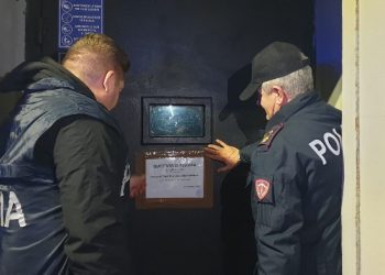 Giovani si scatenano in discoteca, poi la polizia arriva e interrompe tutto perchè abusiva