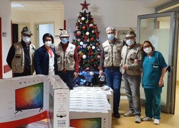 Solidarietà natalizia, gli alpini donano 16 televisori al reparto dialisi del San Salvatore