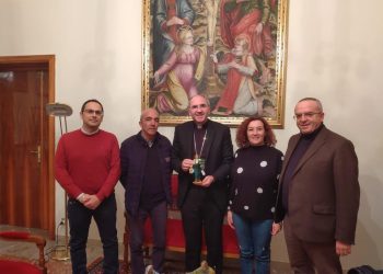 Consegnata ai vescovi abruzzesi la statuina per il presepe, simbolo delle imprese sostenibili (Foto)