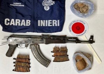 Kalashnikov e droga seppelliti in argine fiume pescarese, indagano i carabinieri