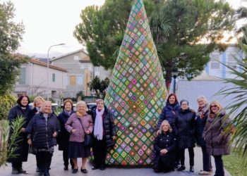 Si accende di colori l’albero di Natale di Francavilla, ecco le donne della lana e del cotone