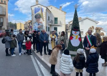 Le decorazioni della tradizione, cinquemila fiori all’uncinetto per l’albero di Natale di Casalanguida