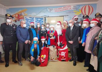 Valeria Marini e Amaurys Pèrez con “Babbo Natale carabiniere” all’ospedale di Pescara (Foto)