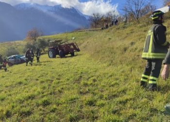 Lascia la madre nell’auto parcheggiata che finisce nel burrone, morta anziana (Video)