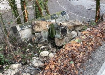 Auto contro muro all’Aquila, traffico bloccato per rimuovere i detriti (Foto)