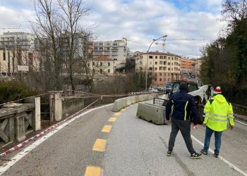 Auto contro muro all’Aquila, traffico bloccato per rimuovere i detriti (Foto)