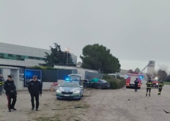 Esce fuori strada e si schianta contro la recinzione di un’azienda, muore 36enne
