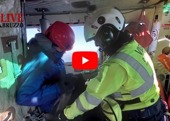 Padre e figlio 14enne bloccati a pochi metri dalla cima, recuperati dai vigili del fuoco