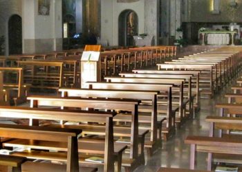 Rincari in chiesa: messa con ‘rito abbreviato’ e ‘luce eterna’ alle ‘stelle’