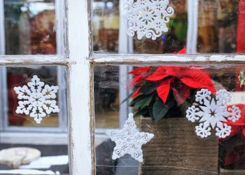 Quattro semplici passaggi per applicare le vetrofanie natalizie