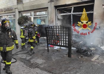 Cassonetti incendiati, danni a una banca: si cercano le cause del rogo