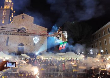 Piazza gremita di bambini per la Befana dei vigili del fuoco a Teramo (fotogallery e video)