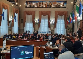 Consiglio regionale, protesta dei cittadini che chiedono la Nuova Pescara subito
