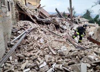 Esplode palazzina nel teramano per possibile fuga di gas: ferito un anziano