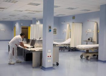 Neonato muore soffocato mentre la mamma lo allatta, il dolore del papà abruzzese