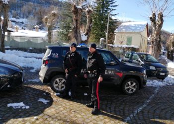 Guida pericolosa su piazzale innevato, i Carabinieri sanzionano 5 giovani