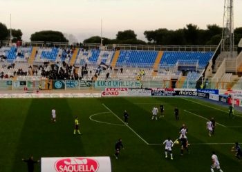 L’addio a Gianluca Vialli: i tifosi del Pescara espongono lo striscione in tribuna