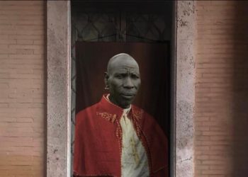 Papa nero a Roma, è la performance dell’artista abruzzese Pep Marchegiani