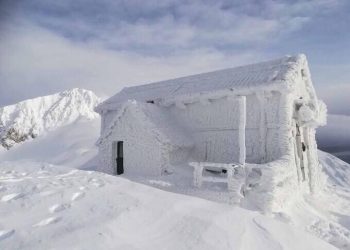 La magia della neve e del ghiaccio avvolge il rifugio Duca degli Abruzzi