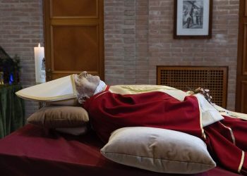 È abruzzese l’esperto che ha eseguito il trattamento sulla salma di Ratzinger