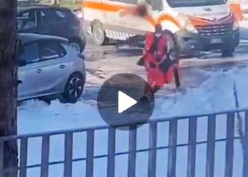 Proteste all’Aquila per il ghiaccio sui marciapiedi, scivoloni e feriti (Il video)