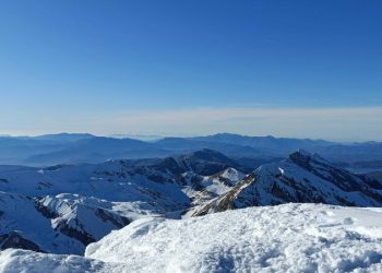 Abruzzo senza neve, dalle Marche il brindisi con gli amici sul Gran Sasso (foto)