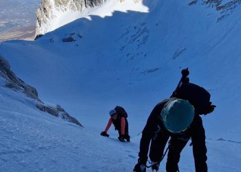 Abruzzo senza neve, dalle Marche il brindisi con gli amici sul Gran Sasso (foto)
