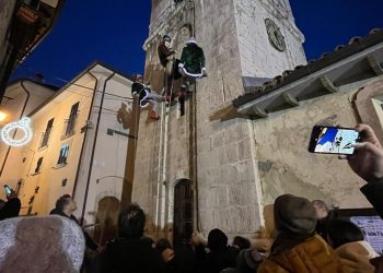 Bimbi con il naso all’insù a Rocca di Cambio per la Befana che scende dal campanile (video)