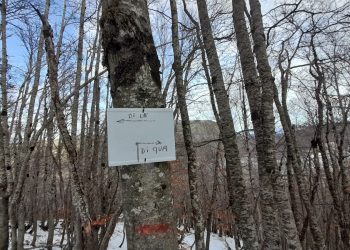 Parco Sirente Velino, ecco i cartelli che “sbeffeggiano” gli escursionisti: “Di là, di qua”